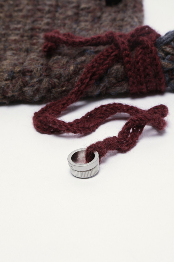 Haru Shoulder 38 Knit (하루 숄더 38 니트)는 캐주얼하고 미니멀한 스타일을 추구하는 여성 고객을 위한 숄더백입니다. 부드러운 니트 소재로 제작되어 포근한 느낌을 주며, 무지 디자인으로 어떤 스타일에도 잘 어울립니다. 가방 사이즈는 미디엄이며, 사각 형태의 숄더백에 숄더 스트랩이 있어 편안하게 착용할 수 있습니다. 일상생활에서 활용하기 좋은 실용적인 가방으로, 다양한 코디에 매치하여 스타일리시함을 더해보세요. 38 사이즈로 제작되었습니다.
