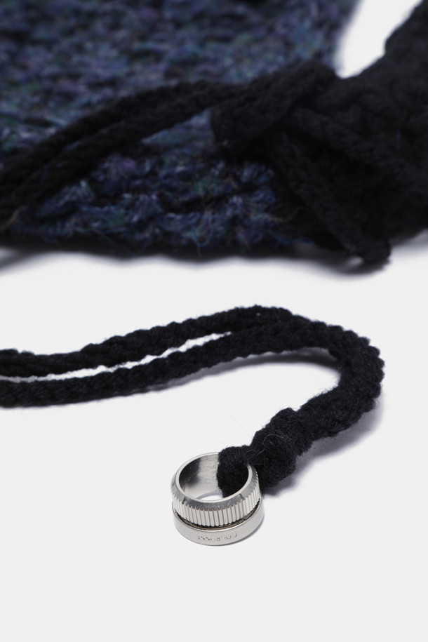 Haru Shoulder 38 Knit (하루 숄더 38 니트)는 캐주얼, 미니멀, 클래식 스타일을 즐겨 입는 여성 고객을 위한 숄더백입니다. 니트 소재로 제작되어 봄, 가을에 산책룩이나 데이트룩에 매치하기 좋습니다. 가방 모양은 반원 형태이며, 네이비 색상과 지퍼형 잠금 방식으로 디자인되었습니다. 미디엄 사이즈로 일상에서 활용하기 좋으며, 다양한 스타일 연출에 용이합니다. 사이즈는 38입니다.
