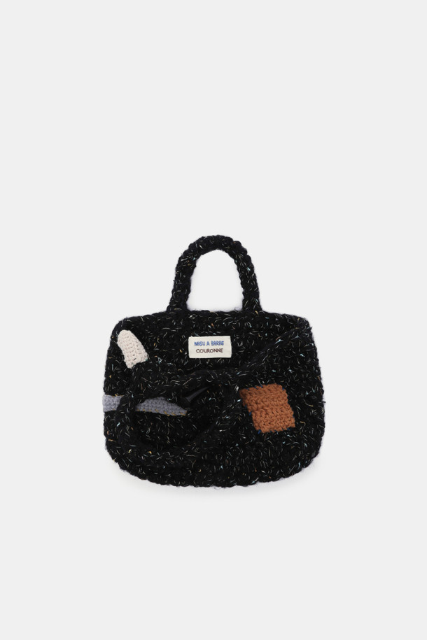 Coco (코코) 토트 32 니트, 당신의 세련된 스타일을 완성할 여성용 토트백입니다. 부드러운 니트 소재와 사각 형태, 퀄팅 디자인이 만나 클래식하면서도 시크한 분위기를 연출합니다. 블랙 색상에 Coco 로고 패턴으로 포인트를 주어 미디엄 사이즈의 넉넉한 수납공간과 숄더 스트랩으로 실용성을 더했습니다. 오피스룩, 모임룩, 데이트룩 등 어떤 TPO에도 잘 어울리며, 미니멀한 스타일을 추구하는 여성에게 적합한 아이템입니다. 지퍼형 잠금 방식으로 소지품을 안전하게 보관할 수 있습니다.
