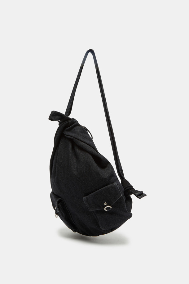 Mova 백팩 31 데님은 워시드 데님 블루 컬러의 미디엄 사이즈 백팩으로, 캐주얼과 빈티지 스타일을 연출합니다. 데님 소재에 사각 모양으로 디자인되었으며, 매듭과 지퍼 디테일이 돋보입니다. 13인치 디바이스 수납이 가능하며, 측면 및 내부 포켓, 등판 지퍼를 갖춰 수납력을 높였습니다. 조절 가능한 매듭 스트랩으로 편안하게 착용할 수 있으며, 동네 마실룩이나 여행룩에 잘 어울립니다.
