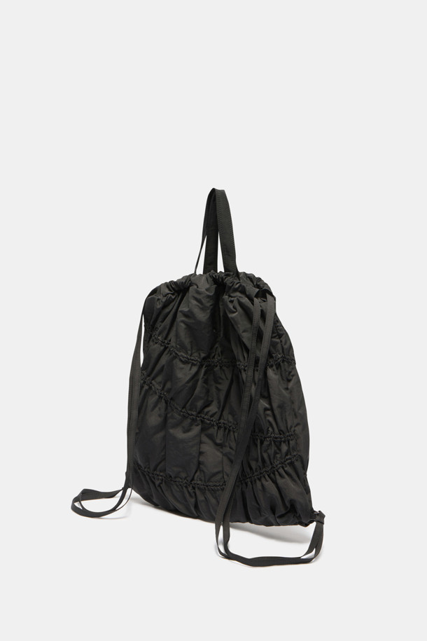 에버 셔링 백팩 36은 여성용 미디엄 사이즈 백팩입니다. 세련된 셔링 디자인과 무지 패턴의 블랙 컬러가 미니멀, 캐주얼, 시크 스타일을 연출합니다. 13인치 태블릿/아이패드 수납이 가능하며, 내부 오픈 포켓 1개와 지퍼 포켓 1개로 실용성을 더했습니다. 조절 가능한 스트랩과 사각 디자인으로 편안하게 착용 가능하며, 출근룩과 여행룩에 모두 잘 어울립니다. 나일론 소재로 제작되어 내구성이 뛰어나며, 지퍼형 잠금 방식으로 소지품을 안전하게 보관할 수 있습니다.
