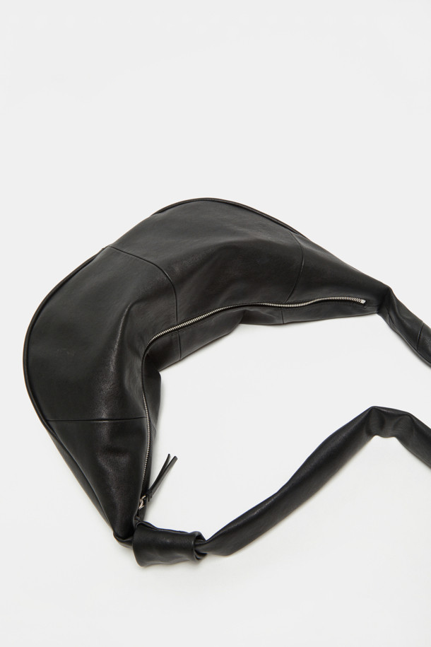 "Faugeres 보우 크로스 47"은 여성스러운 분위기를 연출하는 블랙 컬러의 미디엄 사이즈 크로스백입니다. 부드러운 합성가죽 소재에 사각형 쉐입, 리본 장식이 더해져 걸리시, 클래식, 미니멀 스타일을 완벽하게 소화합니다. 데이트룩, 모임룩, 소개팅룩 등 다양한 TPO에 활용 가능하며, 숄더 스트랩과 지퍼형 잠금 방식으로 실용성을 높였습니다. "Faugeres"만의 섬세한 디자인과 47 사이즈로, 당신의 스타일 지수를 한층 끌어올려 보세요.
