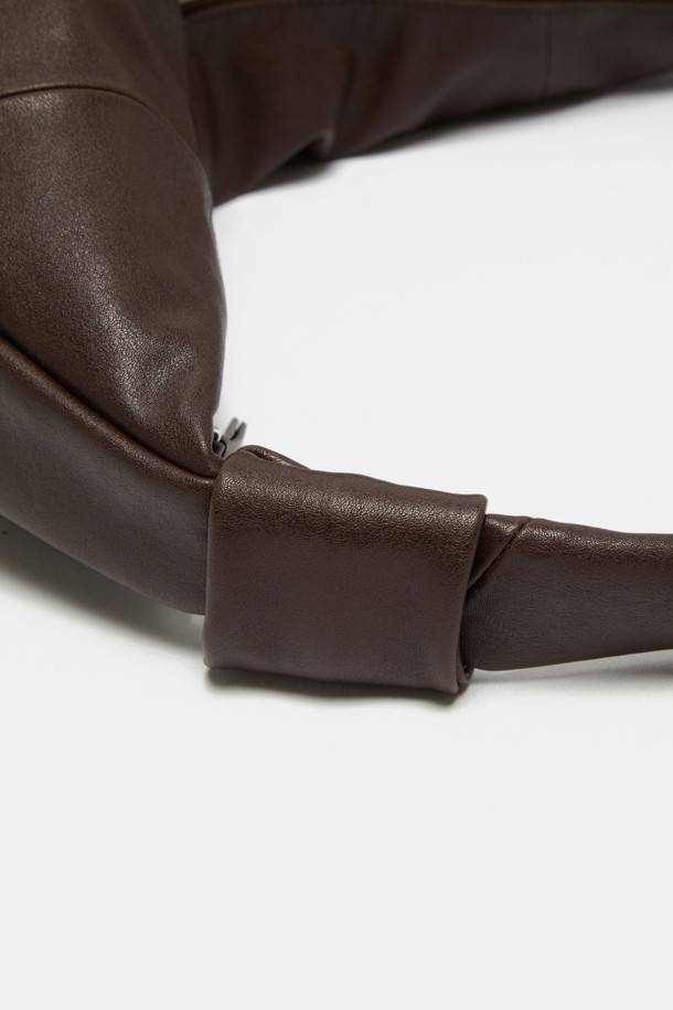 Faugeres 보우 크로스 47은 여성스러운 스타일을 강조하는 블랙 컬러의 미디엄 사이즈 크로스백입니다. 부드러운 합성가죽 소재에 반원 형태의 세련된 디자인이 돋보이며, 리본 장식이 포인트로 더해져 걸리시한 분위기를 자아냅니다. 숄더 스트랩으로 편안하게 착용 가능하며, 지퍼형 잠금 방식으로 소지품을 안전하게 보관할 수 있습니다. 데일리 캐주얼룩에 완벽하게 어울려 일상에서 활용하기 좋은 아이템입니다.
