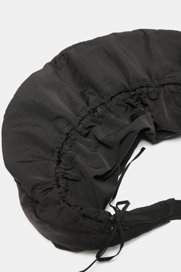 Ever Shirring Shoulder 56 (에버 셔링 숄더 56)은 부드러운 주름 텍스처가 돋보이는 여성 숄더백입니다. 나일론 소재의 미디엄 사이즈 사각 숄더백으로, 블랙 실버 컬러와 셔링 디자인이 특징입니다. 2way 방식으로 숄더 또는 크로스 형태로 착용 가능하며, 내부 포켓과 13인치 아이패드 수납이 가능하여 실용성을 높였습니다. 조절 가능한 스트랩과 블랙 실버 하드웨어 디테일이 돋보이며, 캐주얼, 미니멀, 시크 스타일을 연출하기 좋습니다. 동네 마실룩이나 쇼핑룩에 매치하여 데일리하게 활용할 수 있습니다.
