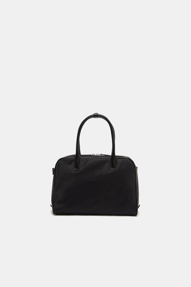 Due Tote 29 Nylon은 여성용 미디엄 사이즈 토트백으로, 13인치 기기 수납이 가능합니다. 나일론, 합성가죽, 폴리우레탄 소재에 블랙 및 브라운 컬러로 출시되었으며, 2-way 지퍼, 실버 하드웨어, 탈부착 스트랩, 3-way 착용이 가능한 실용적인 디자인이 특징입니다. 사각 형태에 지퍼형 잠금 방식을 갖추고 있으며, 내부 오픈포켓 2개, 내부 지퍼포켓 1개, 외부 백포켓 1개로 넉넉한 수납 공간을 제공합니다.
