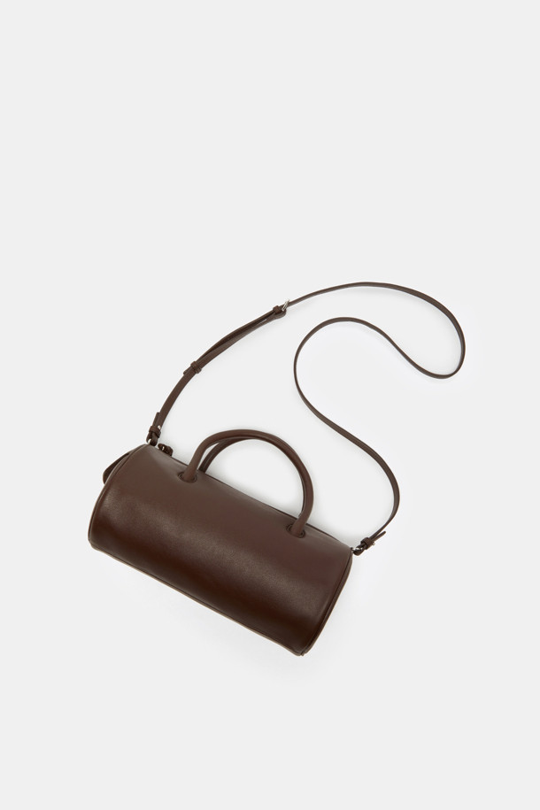 Bilo(빌로) 토트 26은 여성용 미디엄 사이즈 토트백입니다. 부드러운 촉감의 합성가죽 소재에 엠보싱 패턴으로 세련된 느낌을 더했습니다. 숄더 스트랩 탈부착이 가능하며, 3way 착용이 가능하여 활용도가 높습니다. 내부 우측 포켓 1개와 외부 플랩 포켓 1개로 수납력을 높였고, 생활방수 기능과 오염 방지 기능으로 실용성을 더했습니다. 데이트룩, 쇼핑룩 등 다양한 TPO에 미니멀, 클래식, 캐주얼 스타일로 매치하기 좋습니다.
