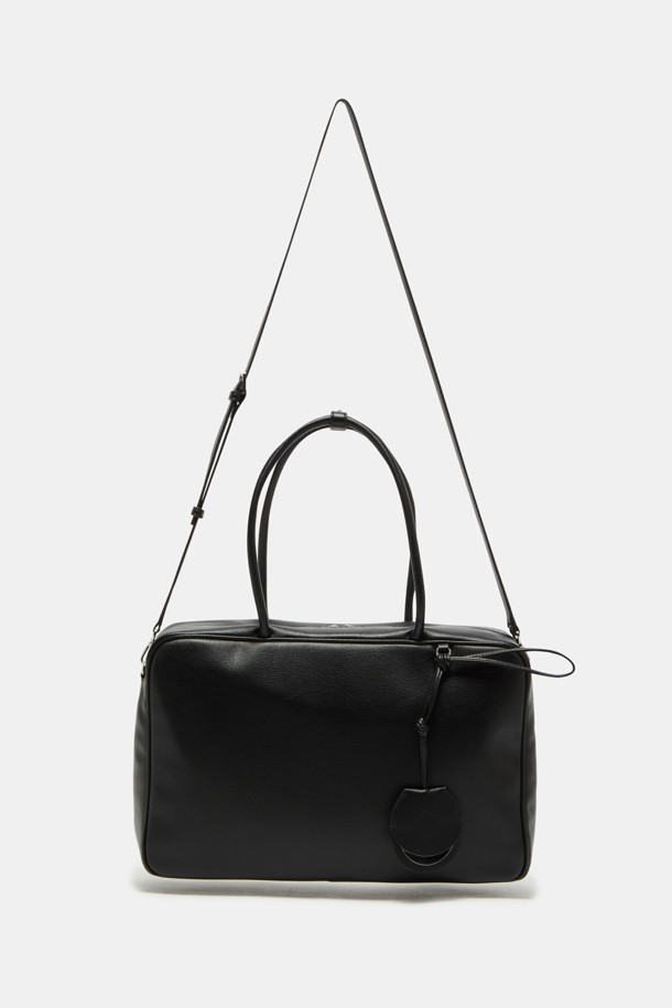 듀 토트 39는 여성용 미디엄 사이즈 토트백으로, 오피스룩, 출근룩, 모임룩에 잘 어울리는 가방입니다. 블랙 색상의 무지 패턴에 합성가죽 소재를 사용하여 클래식, 미니멀, 시크한 스타일을 연출합니다. 사각형 디자인에 지퍼형 잠금 방식을 갖췄으며, 방수 및 생활 방수 기능을 제공하여 실용성을 더했습니다. 3-way 컨버터블 디자인으로 탈부착 가능한 스트랩을 활용할 수 있으며, 내부 지퍼 포켓과 13인치 아이패드 수납이 가능합니다. 실버 하드웨어와 탈부착 가능한 미러 참 세트로 포인트를 더했습니다.
