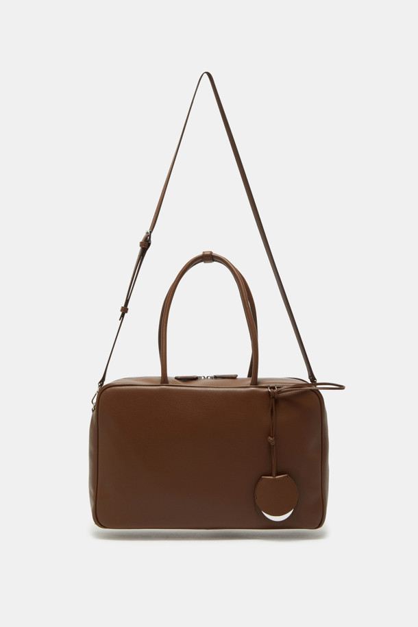 듀 토트 39는 부드러운 드레이핑 실루엣과 사각 형태가 돋보이는 여성 토트백입니다. 미디엄 사이즈로 제작되어 13인치 아이패드 수납이 가능하며, 내부 지퍼 포켓이 있어 소지품을 안전하게 보관할 수 있습니다. 합피 소재에 무지 디자인으로 클래식하고 모던한 스타일을 연출하며, 탈부착 스트랩과 미러 참 액세서리로 다양한 스타일을 소화할 수 있습니다. 출근룩과 오피스룩에 잘 어울리며, 3-way 멀티 스타일(토트/숄더/크로스바디)로 활용도가 높습니다. 아이폰, 아이패드, 맥북 프로까지 수납 가능한 실용적인 데일리 가방입니다.
