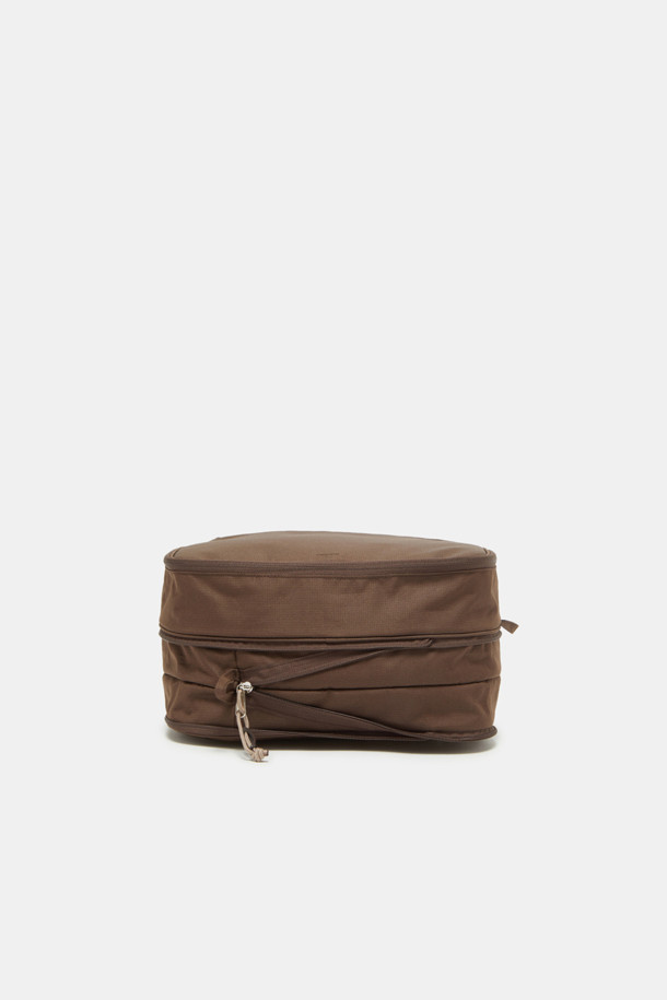 여성용 베이지/레드 컬러 Bagel Packing Pouch 30은 그리드 패턴의 사각 파우치백입니다. 나일론과 메쉬 소재를 사용하여 통기성이 우수하며, 압축 지퍼로 공간 확장이 가능하고 내/외부 포켓이 있어 여행이나 일상에서 유용하게 사용할 수 있습니다. 스몰 사이즈에 손잡이가 있으며 지퍼형 잠금 방식으로 안전한 수납을 제공합니다.
