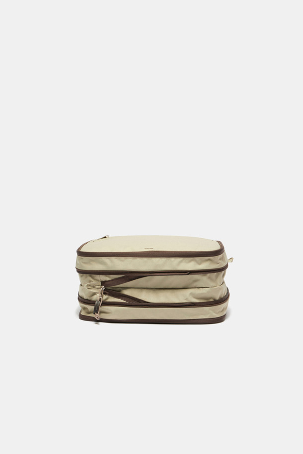 여성용 Bagel Packing Pouch 34는 애플그린, 베이지 색상의 미디엄 사이즈 파우치입니다. 그리드 패턴의 나일론 소재로 제작되었으며, 지퍼형 잠금 방식과 사각 가방 모양을 특징으로 합니다. 압축 지퍼를 통해 공간 확장이 가능하며, 상단 손잡이, 외부 포켓 1개, 내부 포켓 1개, 내부 중앙 분리 수납공간 2개, 메쉬 소재를 통한 통기성 등 다양한 수납 및 기능적 요소를 제공합니다.
