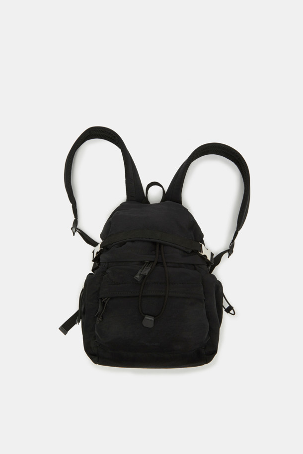 Bagel Backpack 28 (베이글 백팩 28)은 미니멀하고 세련된 디자인의 백팩입니다. 블랙 컬러의 무지 디자인에 가죽 패치 장식으로 포인트를 주어 클래식하면서도 캐주얼한 스타일을 연출합니다. 28 사이즈의 미디엄 백팩으로, 나일론, 가죽, 메쉬 소재를 사용하여 내구성과 통기성을 높였습니다. 넉넉한 수납공간과 조절 가능한 스트랩, 다양한 포켓(외부 4개, 내부 지퍼 포켓 1개, 오픈 포켓 1개, 메쉬 포켓)은 여행룩, 출근룩 등 다양한 TPO에 맞춰 실용적으로 사용할 수 있습니다. 중앙 지퍼 디자인과 실버/블랙 하드웨어의 조화가 돋보이는 백팩입니다.
