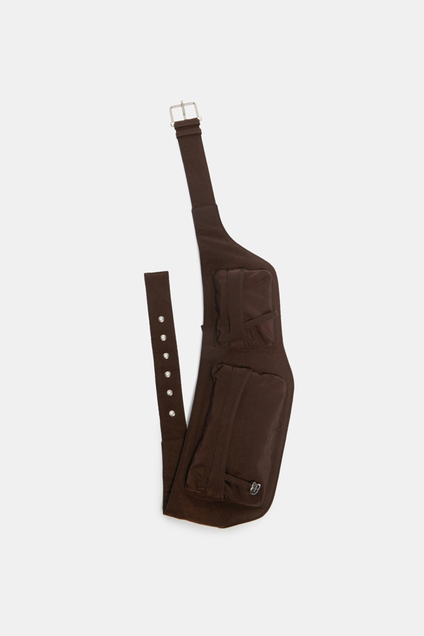 여성용 Bagel Belt Cross 40 크로스백은 부드러운 나일론 소재와 광택감 있는 마감이 돋보이며, 몸에 밀착되는 편안한 착용감을 제공합니다. 넉넉한 40 사이즈의 사각 가방 모양이며, 앞면 2개, 뒷면 1개의 지퍼 포켓과 내부 카드 포켓 2개를 갖춰 수납력을 높였습니다. 실버 하드웨어 장식과 볼 장식, 지퍼 디테일이 돋보이며, 데일리 세컨드백 또는 여행용으로 활용하기 좋고, 카드 수납 기능으로 지갑 없이도 사용 가능합니다.
