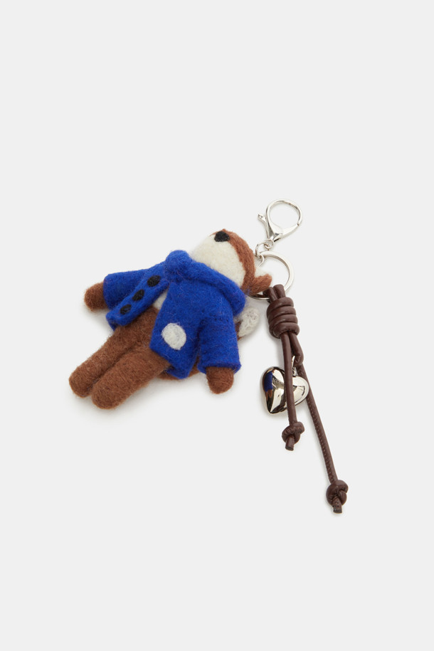 귀여운 강아지 캐릭터 디자인의 콜리 돌 참입니다. 브라운과 블루 두 가지 색상으로 만나볼 수 있으며, 폴리에스테르 소재로 제작되어 부드러운 촉감을 자랑합니다. 미니 사이즈로 제작되어 가방이나 열쇠고리에 간편하게 걸어 포인트를 줄 수 있습니다. 캐주얼, 미니멀 스타일의 아이템으로, 일상 속에서 개성 있는 연출을 도와줍니다. 체인 디자인으로 밋밋함을 덜었습니다.
