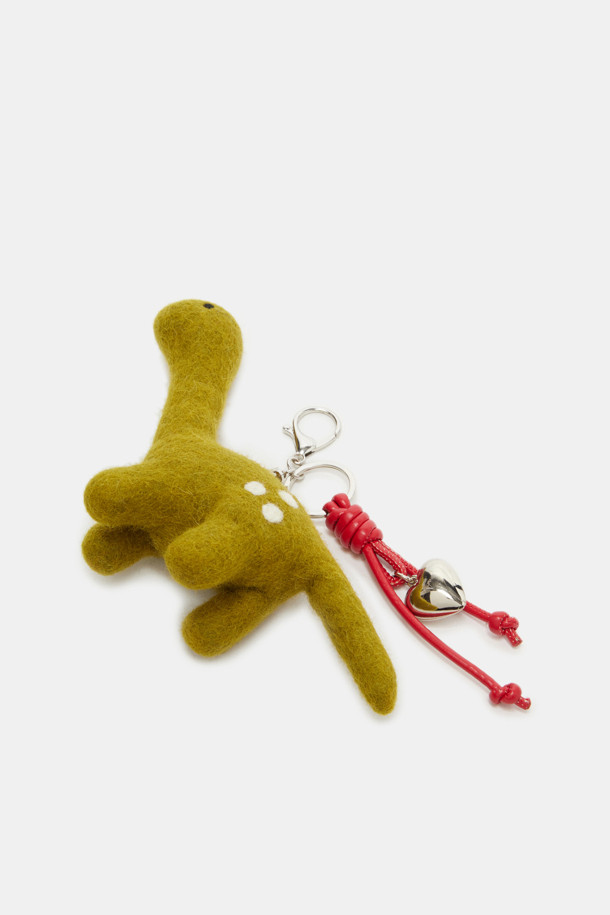 콜리 인형 참은 산책룩과 캐주얼, 미니멀 스타일 연출에 적합한 키링입니다. 머스타드와 레드의 두 가지 색상으로 제공되며, 플리스 소재로 제작되어 부드러운 촉감을 자랑합니다. 강아지 모양의 귀여운 캐릭터 디자인이 특징이며, 미니 사이즈로 제작되어 가방이나 액세서리에 포인트를 더하기 좋습니다. 일상생활에서 개성을 표현하고 싶을 때 활용해보세요.
