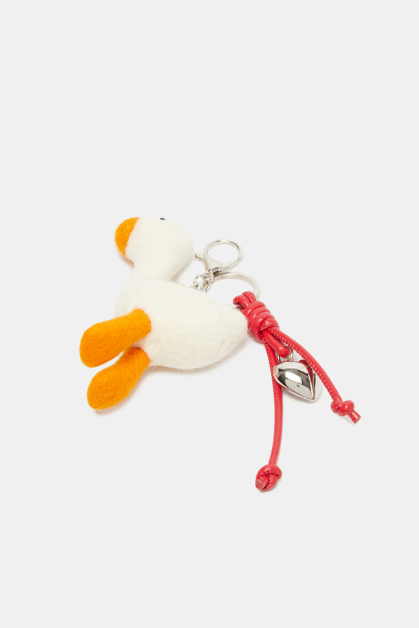 귀여운 강아지 캐릭터 디자인이 돋보이는 콜리 돌 참입니다. 부드러운 플리스 소재로 제작되어 따뜻하고 포근한 느낌을 주며, 화이트, 오렌지, 레드의 세 가지 다채로운 색상으로 만나볼 수 있습니다. 캐주얼하고 미니멀한 스타일로, 산책룩에 포인트를 더하기 좋습니다. 키링 고리가 포함되어 있어 가방이나 소지품에 간편하게 걸어 장식할 수 있으며, 앙증맞은 태슬 디테일이 사랑스러움을 더합니다. 일상 속에서 나만의 개성을 표현해보세요.
