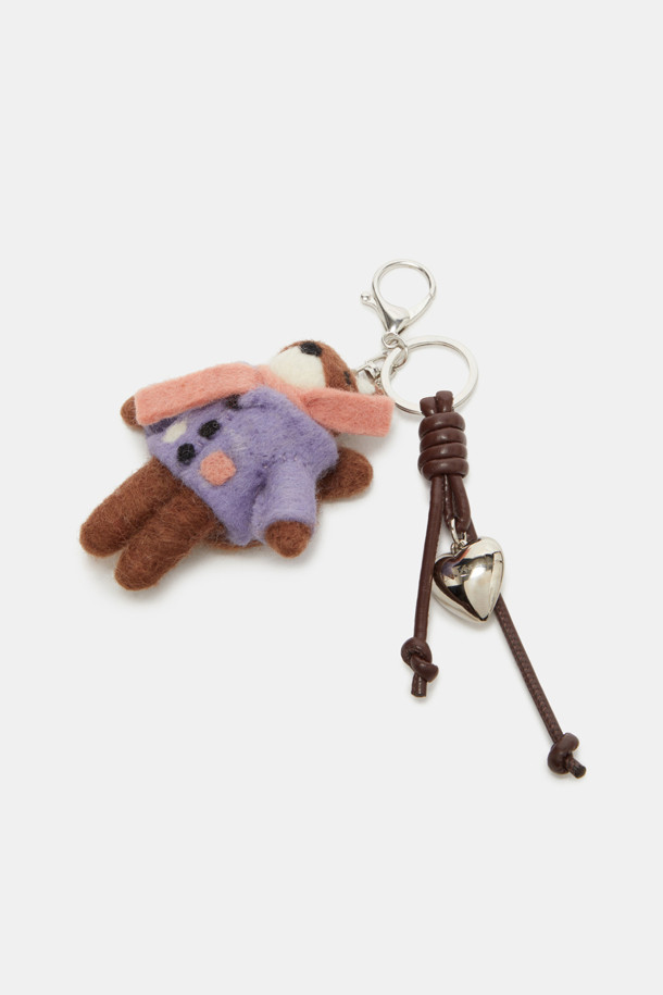 귀여운 강아지 캐릭터가 돋보이는 콜리 돌 참입니다. 브라운, 퍼플, 핑크 세 가지 사랑스러운 컬러로 만나볼 수 있습니다. 플리스 소재로 제작되어 부드러운 촉감을 자랑하며, 금속 체인 장식이 달려있어 캐주얼, 걸리시 스타일 모두에 잘 어울립니다. 가방이나 열쇠에 달아 개성 넘치는 포인트를 더해보세요. 키링 기능으로 실용성까지 갖춘 아이템입니다.
