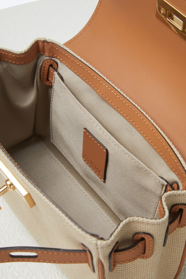 스테파니 클래식 미니어처 18은 여성용 토트백으로, 아이보리 색상의 소가죽과 캔버스 소재로 제작되었습니다. 미니멀한 사이즈에 무지 패턴, 골드/실버 하드웨어 장식이 돋보이며, 내부 통수납과 2개의 내부 포켓, 뒷판 오픈 포켓 1개로 실용성을 더했습니다. 조절 가능한 숄더 스트랩으로 다양한 스타일 연출이 가능하며, 휴대폰 수납에 용이합니다. 데이트룩, 모임룩, 일상에서 캐주얼하면서도 클래식한 스타일을 완성할 수 있습니다.
