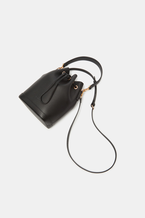 멜리아 크로스 15는 여성 고객을 위한 미디엄 사이즈의 버킷백입니다. 소가죽 소재에 격자무늬 패턴과 골드 도금 장식이 더해져 클래식, 미니멀, 시크한 스타일을 연출합니다. 탈부착 가능한 스트랩으로 숄더, 크로스, 핸들 스트랩 등 3가지 방식으로 활용 가능하며 내부 수납 포켓이 있어 실용적입니다. 데이트룩, 출근룩, 모임룩 등 다양한 TPO에 매치하여 세련된 스타일을 완성해 보세요. 무라벨 디자인으로 심플함을 더했습니다.
