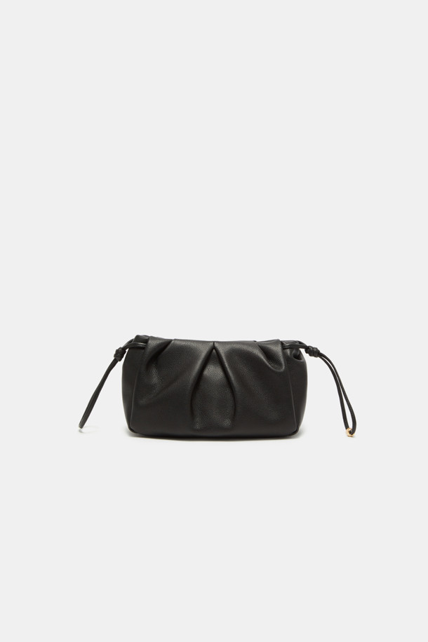 비아 크로스 25는 페미닌한 플리츠 바디와 스크류 디테일이 돋보이는 여성용 크로스백입니다. 부드러운 소가죽 소재와 미디엄 사이즈로 제작되어 데이트룩과 모임룩에 적합하며, 클래식, 미니멀, 걸리시 스타일을 모두 아우릅니다. 탈부착 가능한 스트랩으로 클러치백으로도 활용 가능하며, 내부에는 2개의 오픈 포켓이 있어 실용적입니다. 자연스러운 볼륨감을 살린 원통형 디자인과 골드 컬러 마감 브라스 하드웨어, 지퍼형 잠금 방식으로 고급스러움을 더했습니다.
