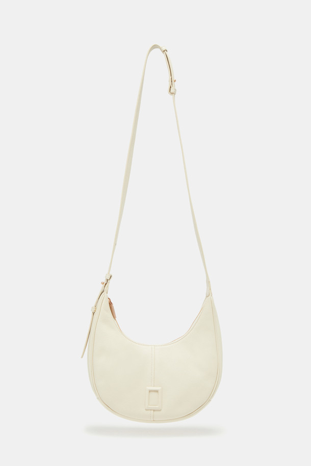 일랑(Ilang) 숄더 25는 부드러운 소가죽 소재의 미디엄 사이즈 숄더백입니다. 아이보리와 화이트 두 가지 색상으로 출시되었으며, 무지 디자인에 가죽 싸개 하드웨어 장식이 돋보입니다. 2way, 숄더 스트랩 기능으로 다양한 스타일 연출이 가능하며, 반원 모양에 가볍고, 내부 포켓 2개와 지퍼형 잠금 방식으로 실용성을 더했습니다. 데이트룩, 모임룩, 오피스룩 등 다양한 TPO에 클래식, 미니멀, 시크 스타일을 더해 세련된 룩을 완성해보세요. 크로스백으로도 활용 가능합니다.
