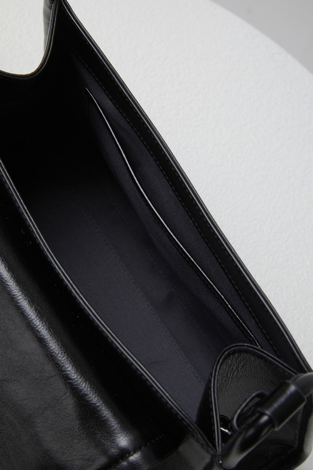 트위기(Twiggy) 숄더 31은 여성스러운 무드를 연출하는 미디엄 사이즈의 숄더백입니다. 부드러운 소가죽 소재에 은은한 광택감과 크링클 엠보 가공으로 고급스러운 질감을 더했습니다. 블랙과 브라운 두 가지 색상으로 출시되었으며, 로프와 버클 디자인 장식이 돋보입니다. 숄더백과 크로스백 두 가지 스타일로 연출 가능하며, 내부 지퍼 포켓, 내부 및 외부 포켓으로 실용성을 높였습니다. 데이트룩, 출근룩, 모임룩 등 다양한 TPO에 클래식, 미니멀, 캐주얼 스타일로 활용하기 좋습니다.
