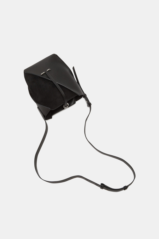 세련된 디자인의 Tenet 숄더 14 숄더백은 여성들을 위한 미디엄 사이즈 가방입니다. 부드러운 소가죽과 스웨이드 소재의 조화가 돋보이며, 무지 패턴에 링 장식으로 포인트를 더했습니다. 탈부착 가능한 스트랩과 분리형 파우치로 실용성을 높였으며, 3way 연출(숏 숄더, 롱 숄더, 크로스백)이 가능하여 다양한 스타일을 소화할 수 있습니다. 블랙과 브라운 두 가지 색상으로 출시되었으며, 실버 하드웨어와 사선 절개라인 디자인이 특징입니다. 미니멀하고 클래식한 무드로 출근룩과 모임룩에 모두 잘 어울립니다.
