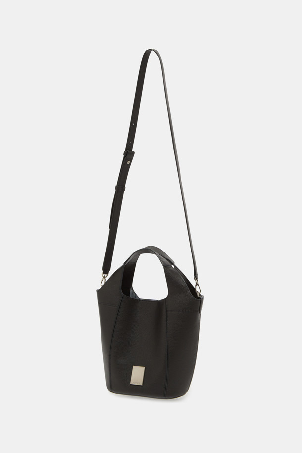 Teaberry 토트 17은 여성 사용자를 위해 디자인된 미디엄 사이즈 토트백입니다. 소가죽 소재에 그리드 패턴이 돋보이며, 블랙과 실버 두 가지 컬러로 제공됩니다. 3way 컨버터블 디자인으로 토트백, 숄더백, 크로스백 스타일 연출이 가능하며, 탈부착 스트랩과 경량 디자인으로 실용성을 더했습니다. 스크래치 방지 기능과 PU 안감, 실버 하드웨어, 다용도로 활용 가능한 특징이 있어 오피스룩, 모임룩, 데이트룩 등 다양한 TPO에 클래식, 미니멀, 시크 스타일을 연출하기 좋습니다.
