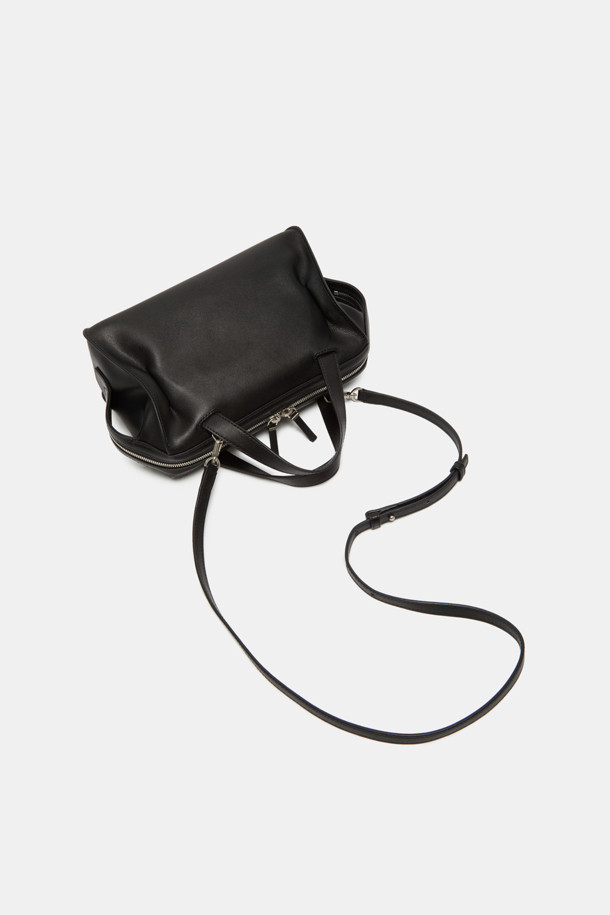 자하 하디드의 건축물에서 영감을 받아 유연한 라인으로 디자인된 Ruvo Tote 26 (루보 토트 26) 토트백입니다. 부드러운 네이키드 타입 소가죽 소재의 미디엄 사이즈 블랙 컬러 가방으로, 미니멀한 스타일과 실버 하드웨어 장식이 세련된 느낌을 더합니다. 탈부착 및 길이 조절 가능한 스트랩으로 3way 연출이 가능하며, 지퍼형 잠금 방식과 내부 지퍼 포켓, 내부 포켓으로 실용성을 높였습니다. 출근룩과 오피스룩, 그리고 미니멀, 클래식, 시크한 스타일을 즐겨 입는 여성분들께 데일리백으로 추천합니다.
