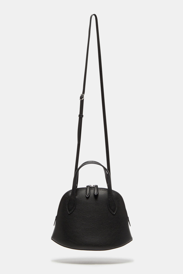 플레비 토트 27은 소가죽 소재의 여성용 미디엄 사이즈 토트백입니다. 블랙 컬러의 무지 디자인으로, 라운드형 쉐입과 클래식한 스타일을 연출합니다. 탈부착 가능한 스트랩과 내부 포켓이 있어 실용성을 높였으며, 엠보 슈렁큰 가공으로 고급스러운 질감을 더했습니다. 오피스룩, 출근룩, 모임룩에 매치하여 클래식, 미니멀, 시크한 무드를 완성할 수 있습니다. 실버 유광 하드웨어 디테일이 세련된 포인트를 더합니다.
