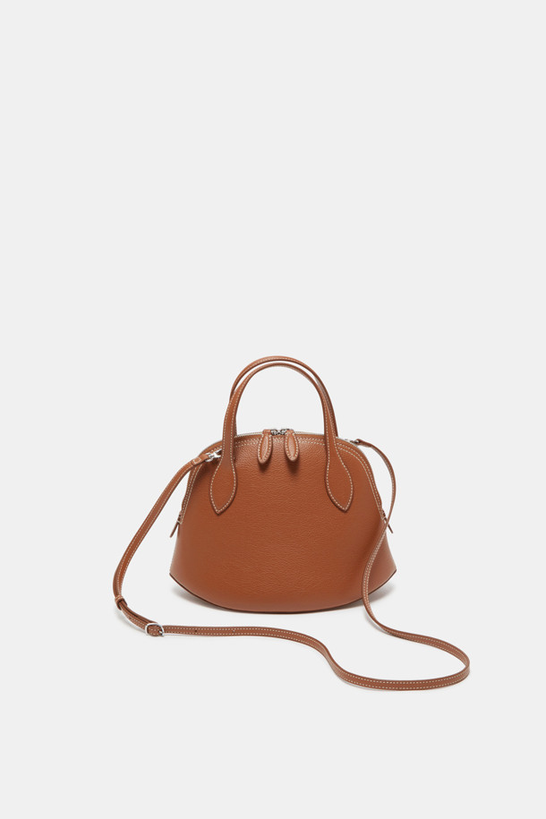 플레비 토트 27은 부드러운 소가죽 소재의 미디엄 사이즈 토트백입니다. 브라운 컬러에 무지 패턴으로, 클래식하고 미니멀한 스타일을 연출합니다. 엠보 슈렁킨 가공으로 고급스러운 질감을 더했으며, 실버 유광 하드웨어와 라운드 형태가 특징입니다. 탈부착 가능한 스트랩과 내부 포켓이 있어 실용적이며, 데일리백, 숄더백, 크로스백으로 다양하게 활용 가능합니다. 출근룩, 모임룩 등 일상적인 용도로 적합합니다.
