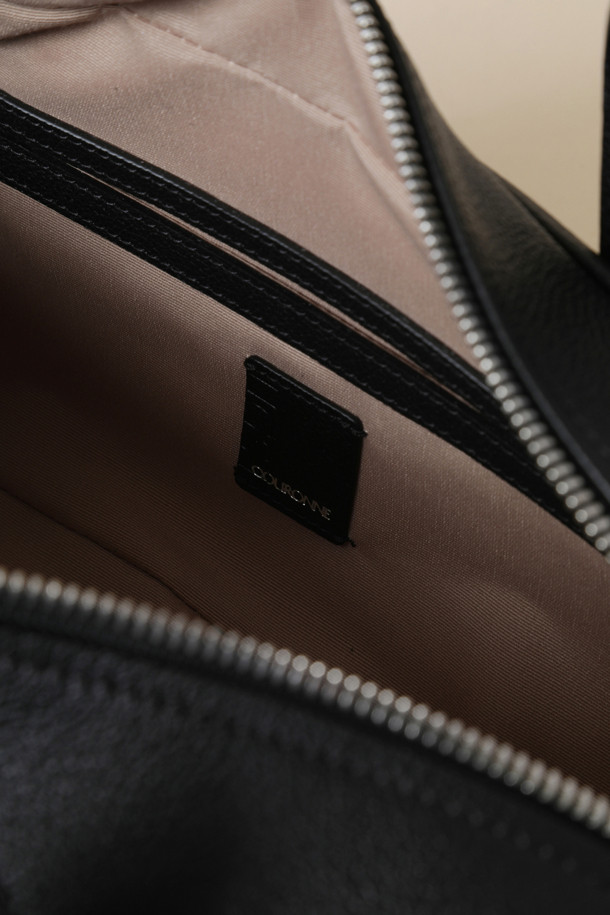 보아뜨(Boite) 토트 31은 미니멀하고 베이직한 스타일의 여성용 토트백입니다. 합성가죽 소재에 사각형 모양으로, 출근룩과 오피스룩에 잘 어울리는 디자인입니다. 무지 패턴의 블랙 컬러로, 다양한 스타일에 매치하기 용이합니다. 손잡이와 숄더 스트랩이 있어 토트백 또는 숄더백으로 활용 가능하며, 지퍼형 잠금 방식으로 소지품을 안전하게 보관할 수 있습니다. 미디엄 사이즈로, 일상생활에서 유용하게 사용할 수 있습니다.
