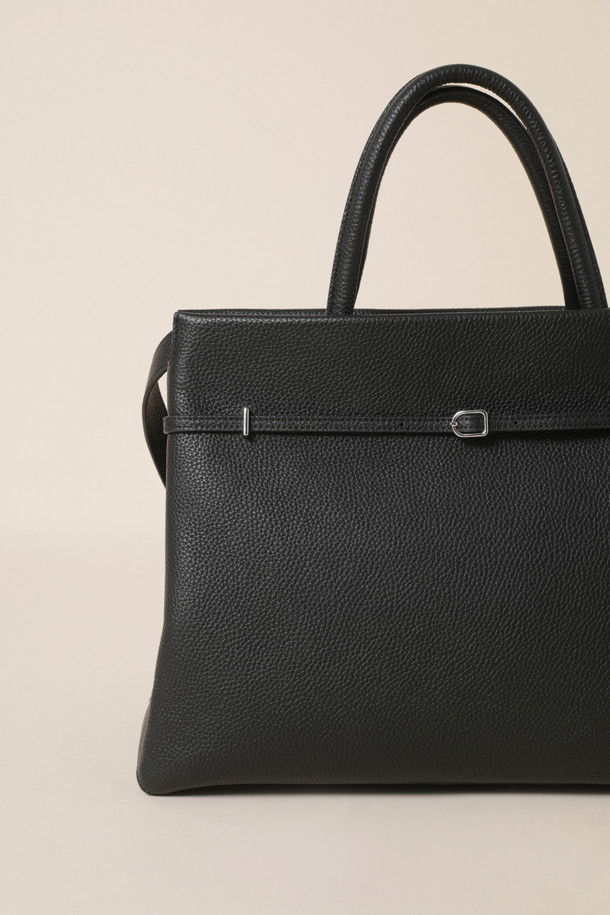 Adele 토트 36은 여성 고객을 위한 미디엄 사이즈의 블랙 가죽 토트백입니다. 심플한 무지 디자인과 사각형 쉐입으로 클래식, 미니멀, 시크 스타일을 연출하기 좋습니다. 부드러운 가죽 소재와 지퍼형 잠금 방식으로, 오피스룩, 출근룩, 모임룩 등 다양한 TPO에 활용 가능합니다. 손잡이가 있어 실용성을 더했으며, 일상생활에서 활용하기 좋은 아이템입니다.
