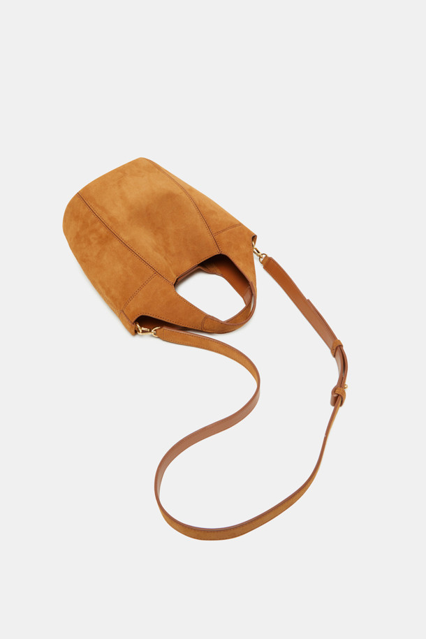 Teaberry (티베리) 토트 17 스웨이드 여성 토트백은 부드러운 스웨이드 소재로 제작되어 고급스러운 분위기를 자아냅니다. 브라운 컬러의 미디엄 사이즈, 반원 모양 디자인으로 세련된 데이트룩, 모임룩, 출근룩에 잘 어울립니다. 숄더 스트랩이 있어 편리하게 멜 수 있으며, 오픈형 잠금 방식으로 소지품을 쉽게 넣고 꺼낼 수 있습니다. 클래식, 미니멀, 시크 스타일을 선호하는 여성분들께 추천하는 Teaberry (티베리) 브랜드의 토트백입니다.
