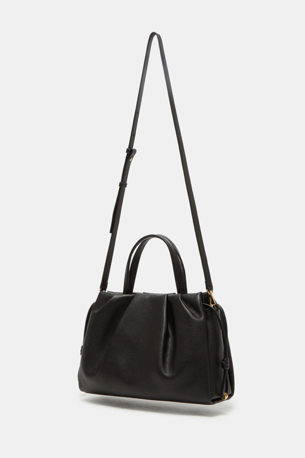 세련된 여성의 일상과 특별한 날을 빛내줄 비아 토트 32 토트백입니다. 부드러운 소가죽 소재에 엠보싱 패턴을 더해 고급스러운 느낌을 선사하며, 플리츠와 스크류 디테일로 포인트를 주어 클래식하면서도 시크한 매력을 강조합니다. 2-way 스타일로 숄더 스트랩 탈부착 및 조절이 가능하여 출근룩, 오피스룩, 모임룩 등 다양한 TPO에 맞춰 활용할 수 있습니다. 내부에는 지퍼 포켓 1개와 오픈 포켓 1개가 있어 실용적인 수납이 가능하며, 미디엄 사이즈로 데일리 아이템을 넉넉하게 수납할 수 있습니다. 골드와 실버 하드웨어, 사각 모양에 마그네틱형 잠금 방식으로 편리함까지 더했습니다.
