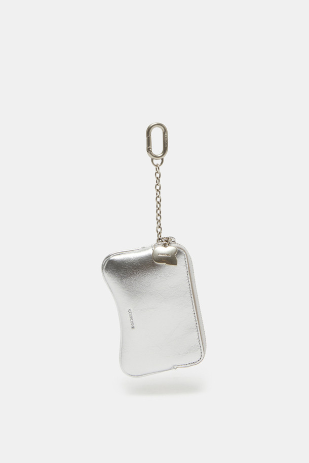 이브레스 미니 카드 지갑은 부드러운 소가죽과 면 소재로 제작되어 고급스러운 촉감을 선사합니다. 크림과 실버 컬러로 출시되었으며, 곡선 실루엣과 메달 장식이 돋보이는 디자인입니다. 미니 사이즈로, 키, 동전, 카드 수납이 가능하며, 지갑 및 가방 참으로도 활용할 수 있습니다. 내부에는 오른쪽 포켓 1개와 메인 수납공간 1개가 마련되어 실용성을 더했습니다. 주름 가죽 텍스처와 실버 컬러 하드웨어의 조화가 클래식, 미니멀, 시크 스타일에 잘 어울립니다. 데이트룩, 카페룩, 쇼핑룩에 매치하여 세련된 룩을 연출해보세요.
