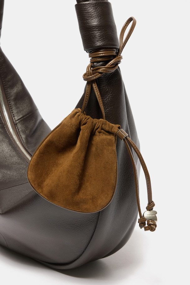 Bilo Cross Charm (비로 크로스 참)은 스웨이드와 합성가죽 소재의 미니 사이즈 복주머니 가방입니다. 브라운 컬러로 클래식, 미니멀, 캐주얼 스타일에 잘 어울리며, 데이트룩, 쇼핑룩에 포인트를 더할 수 있습니다. 조임용 끈으로 잠그는 방식으로, 내부 수납공간이 있어 에어팟, 립스틱 등 소지품을 안전하게 보관할 수 있습니다. 크로스백 또는 참 백으로 활용 가능하며, 길이를 조절하여 다양한 스타일로 연출할 수 있습니다. 다른 가방에 참으로 활용하여 나만의 개성을 표현해보세요.
