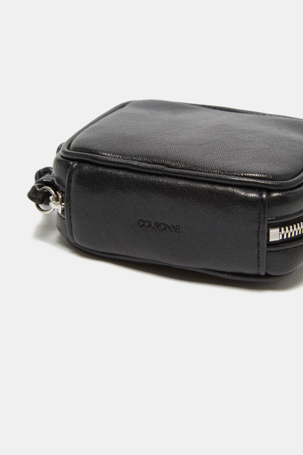 세련된 스타일을 완성하는 Hyper 지퍼 파우치입니다. 부드러운 합성가죽 소재에 무지 디자인으로 미니멀하고 시크한 매력을 더했습니다. 가볍고 방수 기능으로 실용성을 높였으며, 탈부착 가능한 체인과 사각 형태가 돋보입니다. 내부 2개의 수납공간과 2개의 오픈 포켓으로 넉넉한 수납력을 자랑하며, 데이트룩, 쇼핑룩, 카페룩 등 다양한 TPO에 활용 가능합니다. 여름 시즌에 특히 적합하며, 지퍼형 잠금 방식으로 소지품을 안전하게 보관할 수 있습니다.
