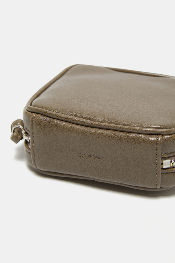 세련된 스타일을 완성하는 하이퍼 지퍼 파우치입니다. 미디엄 사이즈의 사각 디자인으로, 데이트룩, 쇼핑룩, 카페룩 등 어떤 TPO에도 잘 어울립니다. 가볍고 방수 기능이 있는 합성가죽 소재에 실버 컬러로 시크함과 미니멀한 매력을 더했습니다. 체인 장식과 지퍼 디테일이 돋보이며, 2개의 수납공간과 내부 오픈 포켓 2개로 실용성을 높였습니다. 여름철에도 부담 없이 사용할 수 있으며, 관리가 용이합니다.
