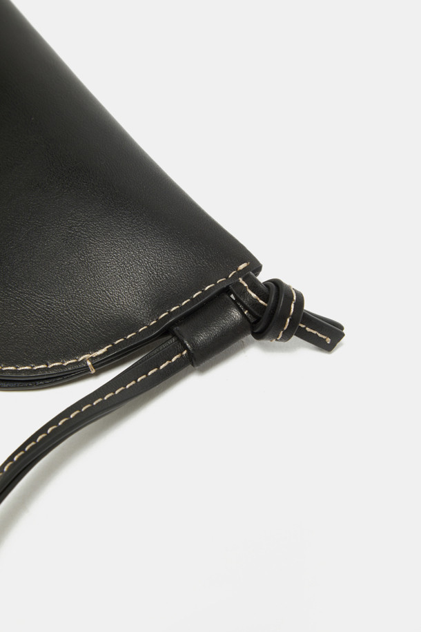 쎄느 선글라스 파우치는 미니멀하고 클래식한 스타일을 추구하는 여성을 위한 선글라스 보관용 파우치입니다. 라미네이티드 레더 소재로 제작되어 생활 방수, 방습 기능을 갖춰 선글라스를 안전하게 보호합니다. 스크래치를 방지하며 내부 수납공간을 통해 선글라스를 편리하게 보관할 수 있으며, 관리가 용이합니다. 단독 파우치로 사용하거나 가방에 부착하여 활용할 수 있으며, 천연 가죽 대비 내구성이 우수합니다.
