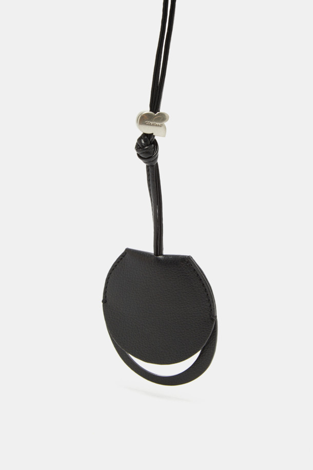 듀 미러 참은 매트 실버 컬러의 미니멀한 스타일을 추구하는 공용 참 장식입니다. 합성가죽과 금속 소재로 제작되었으며, 심플하고 시대를 초월하는 디자인이 특징입니다. 듀 미러 참은 생활 방수 기능과 함께 경량성을 갖춰 가방에 부착하여 사용하기 편리합니다. 내장된 미러는 독립형 손거울로 활용 가능하여, 일상생활에서 실용성을 더합니다.
