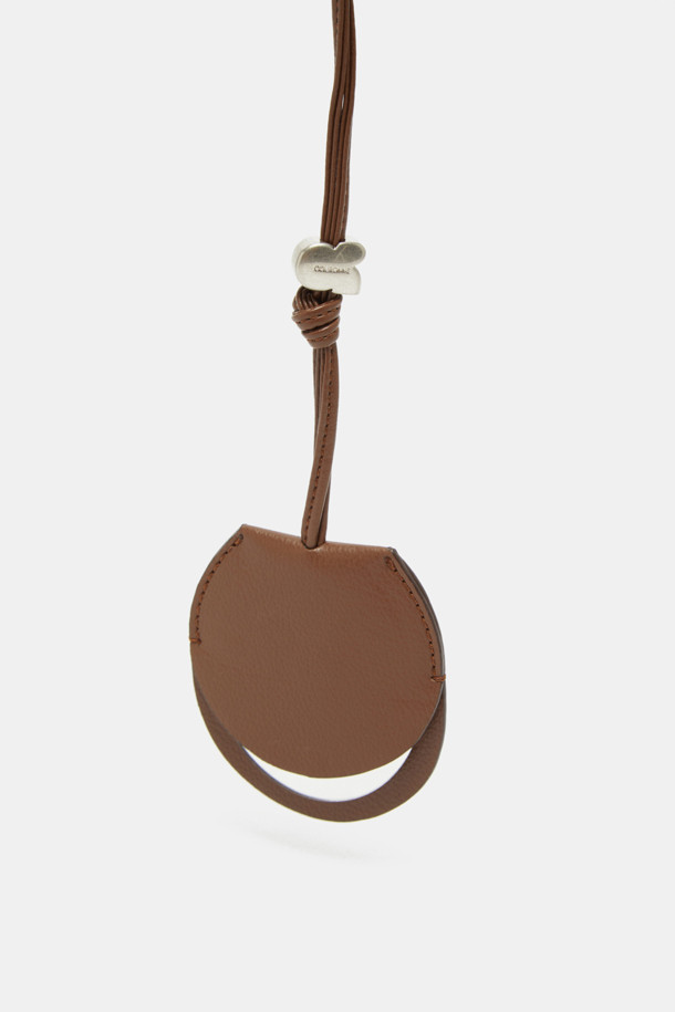 듀 미러 참은 매트 실버 컬러의 미니멀한 디자인이 돋보이는 미러참입니다. 합성가죽 소재로 제작되어 가볍고 여름철에도 쾌적하게 착용할 수 있습니다. 가방에 부착하여 간편하게 휴대할 수 있으며, 독립형 손거울 기능으로 언제 어디서든 편리하게 사용할 수 있습니다. 방수 및 오염 방지 기능으로 우천 시에도 관리가 용이하며, 캐주얼, 시크 스타일의 다양한 룩에 포인트 아이템으로 활용하기 좋습니다. 동네 마실룩, 쇼핑룩, 카페룩 등 TPO에 구애받지 않고 폭넓게 매치할 수 있습니다.
