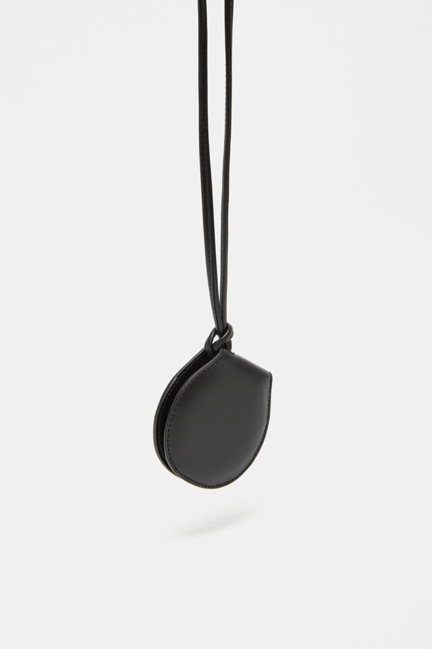 Billo(빌로) 미러 브러쉬 참은 부드러운 스웨이드 터치감과 은은한 광택이 돋보이는 합성가죽 소재의 미니 사이즈 참/키링입니다. 원형 디자인에 거울과 브러쉬가 달려 실용성을 더하며, 유려한 곡선 라인이 돋보입니다. 가방에 포인트를 더하거나 목걸이로 활용 가능하며, 긴 끈이 포함되어 있습니다. 물이나 오염물 침투를 방지하며, 일반 레더 소재보다 가볍게 제작되었습니다. 클래식, 미니멀, 캐주얼 스타일의 데이트룩, 쇼핑룩, 카페룩에 잘 어울립니다.
