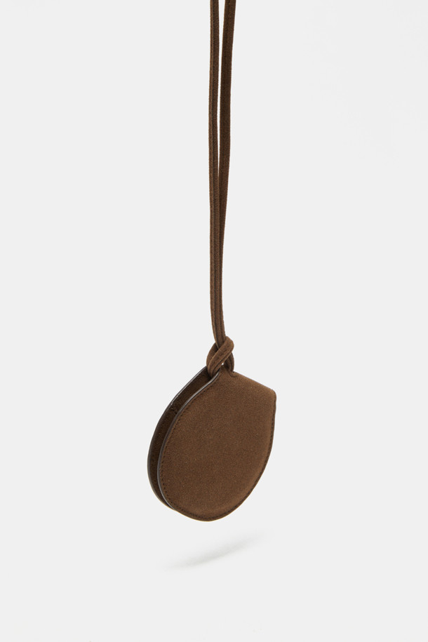 Billo 미러 브러쉬 참은 미니멀, 클래식, 캐주얼 스타일을 즐기는 분들을 위한 가방 참입니다. 부드러운 스웨이드와 합성가죽 소재를 사용하여 은은한 광택과 유려한 곡선 라인이 돋보이며, 브라운과 블랙 두 가지 컬러로 출시되었습니다. 원형 디자인에 거울과 브러쉬가 내장되어 실용성을 더했으며, 긴 끈이 포함되어 있어 데이트룩, 쇼핑룩 등 다양한 TPO에 활용하기 좋습니다. 일반 레더 소재보다 가볍고, 물이나 오염물 침투를 방지하여 여름철에도 쾌적하게 착용할 수 있습니다.
