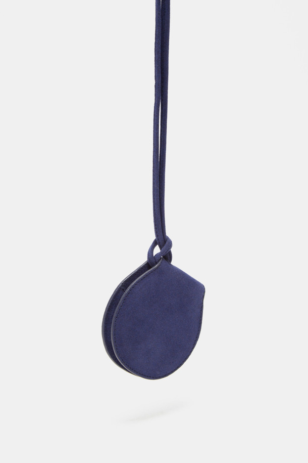 Billo(빌로) 미러 브러쉬 참은 가방에 포인트를 더해주는 액세서리입니다. 부드러운 스웨이드 터치감과 은은한 광택감을 선사하며, 내부에는 거울과 브라운 원형 빗이 내장되어 실용성을 높였습니다. 긴 끈이 포함되어 목걸이처럼 착용하거나 가방 참으로 활용 가능하며, 데이트룩, 쇼핑룩, 여행룩 등 다양한 TPO에 미니멀, 캐주얼, 클래식 스타일로 연출하기 좋습니다. 합성가죽 소재로 일반 레더보다 가볍고, 여름철에도 부담 없이 사용할 수 있으며, 물이나 오염물 침투를 막아 장마철에도 관리가 용이합니다.
