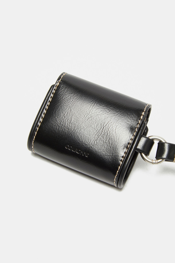 버튼이 에어팟 케이스는 심플한 디자인과 실용성을 갖춘 에어팟 케이스입니다. 사각형 디자인에 블랙 컬러의 합성가죽 소재로 제작되어 미니멀하고 클래식한 스타일을 연출합니다. 스냅형 잠금 방식으로 에어팟을 안전하게 보호하며, 방수 기능과 경량 설계로 휴대성이 뛰어납니다. 에어팟 전 세대 및 갤럭시 버즈 호환이 가능하며, 탈부착 가능한 스트랩으로 편리하게 사용할 수 있습니다. 동네 마실룩, 카페룩, 여행룩 등 다양한 TPO에 활용할 수 있으며, 작은 립스틱 수납도 가능합니다.
