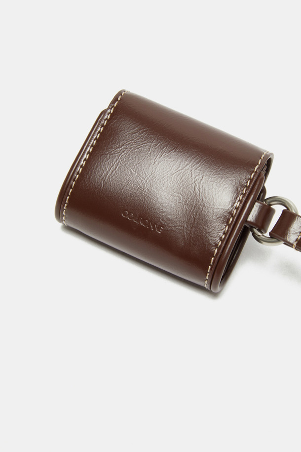 Buttony(버터니) 에어팟 케이스는 미니멀하고 캐주얼한 스타일을 추구하는 분들을 위한 브라운 컬러의 합성가죽 에어팟 케이스입니다. 사각형 디자인에 무지 패턴으로 깔끔함을 더했으며, 탈부착 스트랩과 슬림한 잠금장치, 버튼형 잠금 방식을 적용하여 편리함을 높였습니다. 경량 및 방수 기능으로 일상생활에서 편안하게 사용 가능하며, 갤럭시 버즈 및 에어팟 전 세대와 호환됩니다. 동네 마실룩, 산책룩, 여행룩 등 다양한 TPO에 어울리며, 작은 립스틱을 수납할 수도 있어 실용적입니다.
