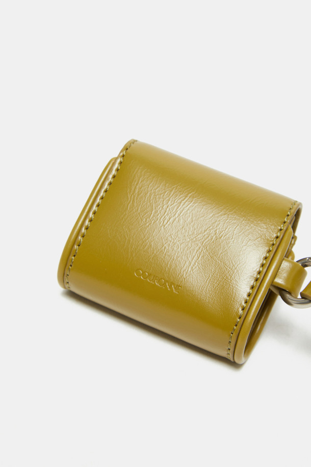 Buttony 에어팟 케이스는 합성가죽 소재의 미니멀한 사각 디자인으로, 동네 마실룩, 카페룩, 여행룩 등 다양한 TPO에 어울립니다. 실버 컬러에 스냅형 잠금 방식으로 편리함을 더했으며, 탈부착 스트랩과 내부 수납공간이 있어 실용적입니다. 모든 에어팟 세대 및 갤럭시 버즈와 호환 가능하며, 작은 립스틱 수납도 가능합니다. 미니멀하고 클래식한 디자인으로 여름 시즌에 특히 적합하며, 관리가 용이합니다.
