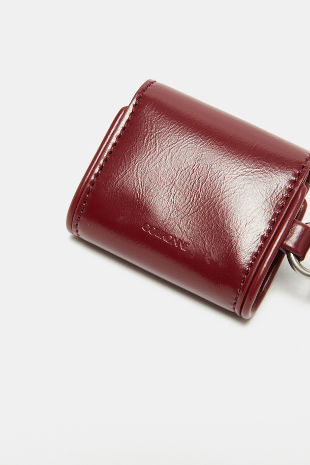 Buttony (버튼이) 에어팟 케이스는 미니멀한 디자인과 세련된 실버 하드웨어의 조화가 돋보이는 제품입니다. 와인 컬러의 부드러운 합성가죽 소재에 탈부착 가능한 스트랩이 더해져 편안한 착용감을 제공합니다. 스냅 잠금 방식으로 에어팟을 안전하게 보호하며, 가벼운 무게감과 얼룩 방지 기능으로 실용성을 높였습니다. 동네 마실룩이나 카페룩과 같은 캐주얼하면서도 클래식한 스타일을 연출하기에 좋습니다. 에어팟 전기종과 호환되어 다양한 사용자에게 적합합니다.
