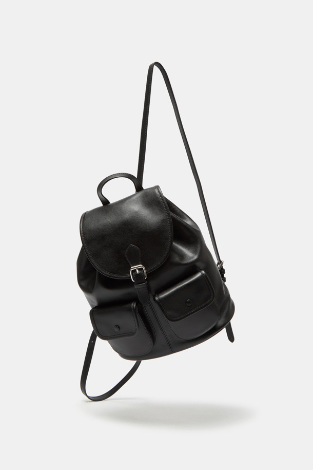 Buttony 백팩 24는 부드러운 소가죽 소재의 여성용 백팩입니다. 24 사이즈로, 플랩 디자인과 버클, 실버 하드웨어 장식이 돋보이며, 사각 모양에 무지 패턴으로 제작되었습니다. 사이즈 조절과 손잡이 기능을 갖췄으며, 부드러운 실루엣과 구조적인 디테일이 특징입니다. 외부 오픈 포켓 2개, 지퍼 포켓 1개, 내부 백패널 포켓 1개, 버튼형 잠금과 조임 끈으로 내용물을 안전하게 보관할 수 있습니다. 오피스룩, 출근룩, 모임룩 등 다양한 TPO에 클래식, 미니멀, 시크한 스타일을 더해줍니다.
