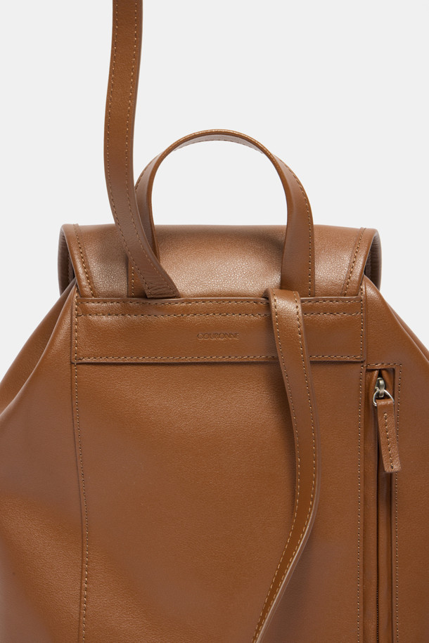 버터니 백팩 24는 부드러운 소가죽 소재의 여성 가방입니다. 브라운 컬러의 무지 디자인으로, 버튼, 지퍼, 드로우스트링 디테일이 돋보이며, 미디엄 사이즈의 사각형 쉐입을 갖추었습니다. 외부 오픈 포켓 2개, 지퍼 포켓 1개, 내부 백패널 오픈 포켓 1개로 실용적인 수납력을 제공하며, 조절 가능한 스트랩으로 편안한 착용감을 선사합니다. 글로시 마감으로 고급스러움을 더하여 데이트룩, 쇼핑룩, 카페룩 등 다양한 TPO에 클래식, 미니멀, 시크 스타일을 연출하기 좋습니다.
